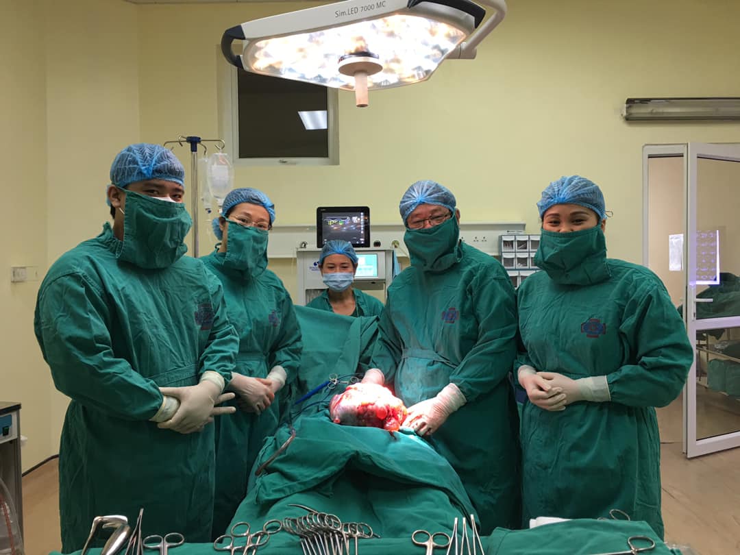 Ca mổ ngày 8/3 của bác sĩ Tuyên cùng các đồng nghiệp nữ bệnh viện K